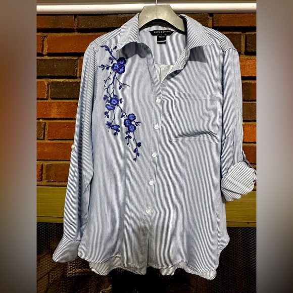🛍️ embroidered button down shirts with roll up sleeves. Excellent condition. - Picture 1 of 9